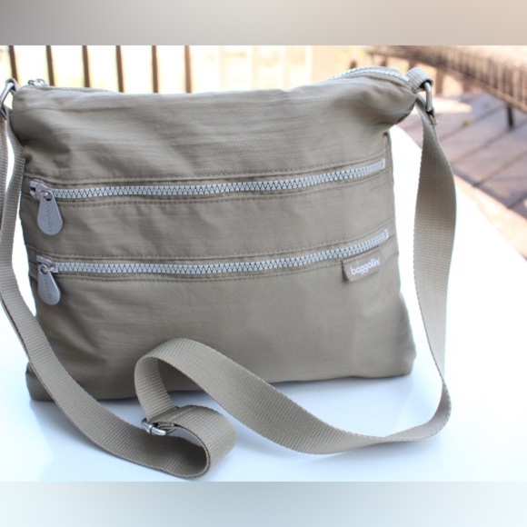 Baggallini cross body bag - Picture 4 of 12